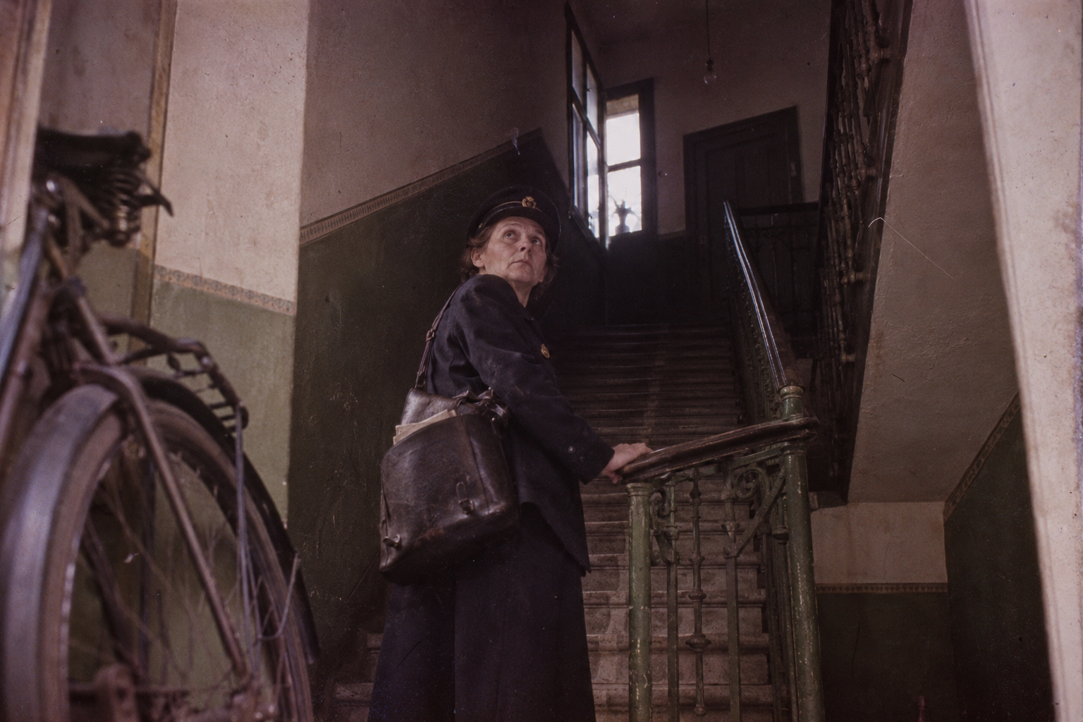Eva pauses below the fourth floor
